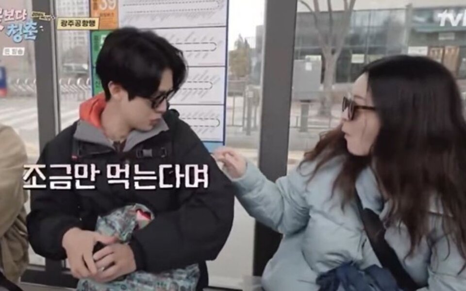 Image for Jung Yu Mi wiping cookie powder on Choi Woo Shik’s clothes sparks mixed reactions from viewers as some call it "uncomfortable" while others say "it is not a big deal"