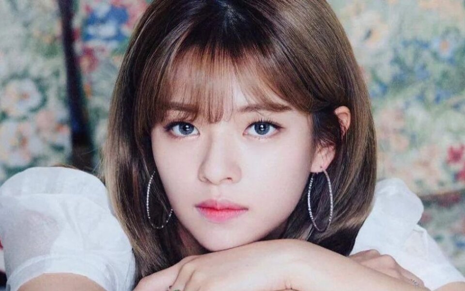 Image for TWICE’s Jeongyeon reportedly meets Byeon Woo Seok’s agency as JYP says contract renewal talks are still ongoing