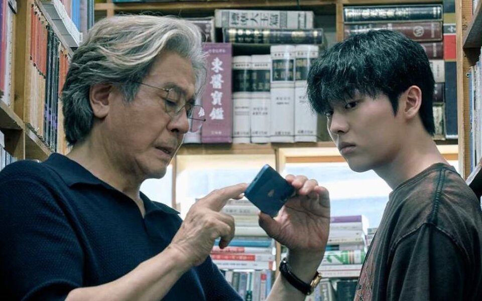 Image for Choi Min Sik and Choi Hyun Wook’s new Netflix suspense drama “Notes from the Last Row” becomes a global hit as it enters Top 10 in 32 countries in just 3 days