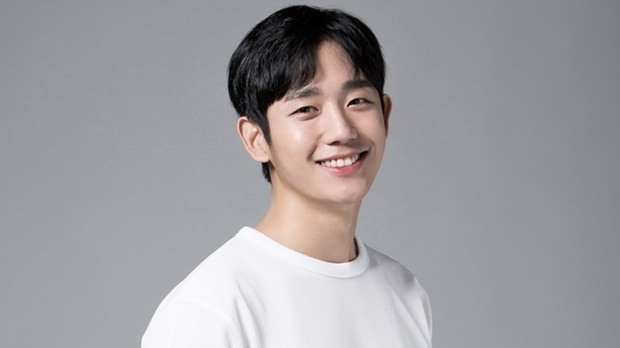 Jung Hae In confirms 2024 comeback with romantic comedy 'Mom's Friend's Son'