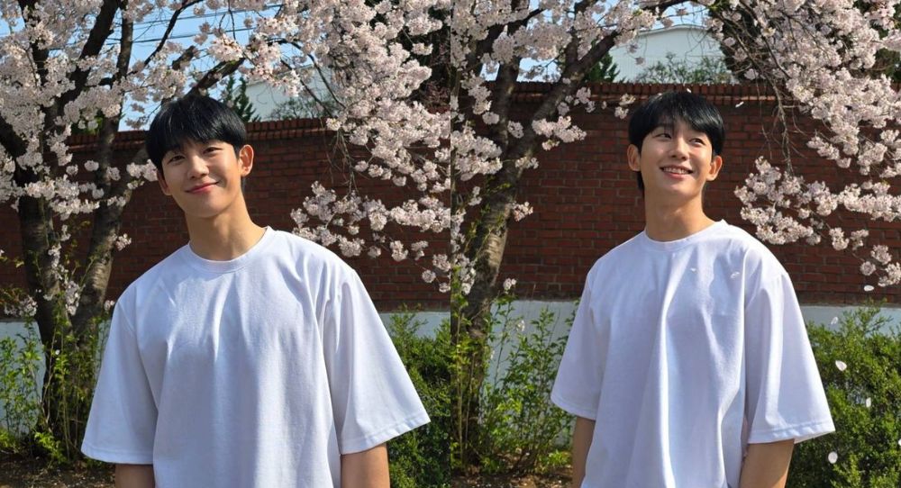 "2024 Cherry Blossom Gentleman" — Actor Jung Hae In lights up Instagram with his daily life