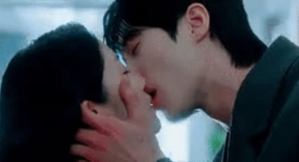 K-Drama Fans Go Wild Over a Heart-Pounding Kiss Scene Detail in "Lovely Runner"