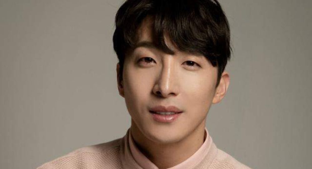 "Taeyang's Older Brother" Dong Hyun Bae Signs Exclusive Contract with iHQ for New Chapter in His Acting Career