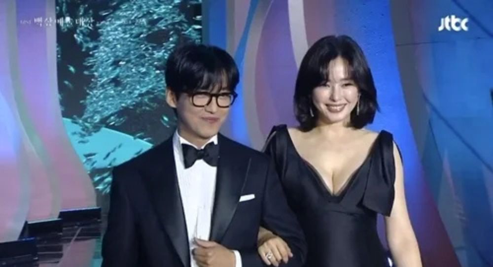 Pregnant Lee Ha Nui turns heads with her glowing baby bump and goddess visuals at the Baeksang Awards