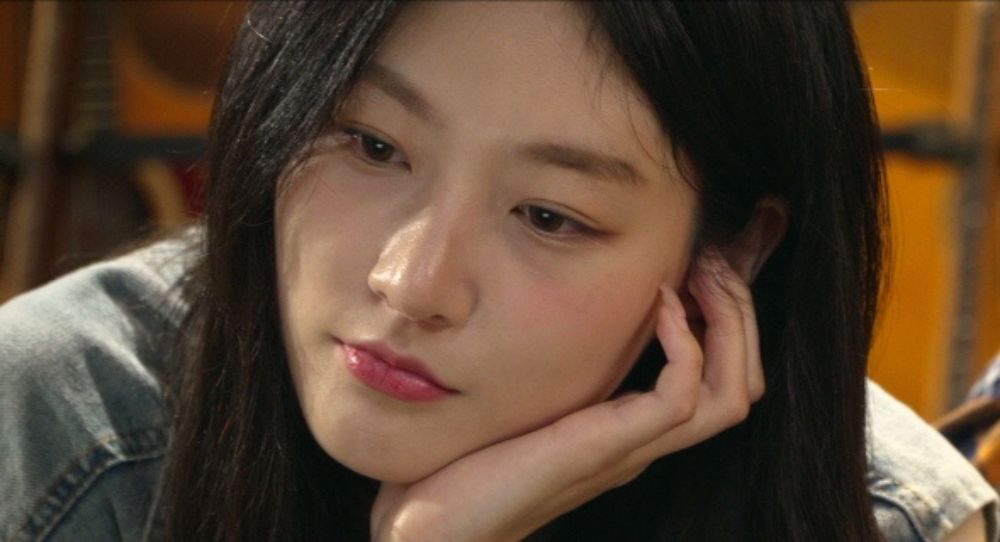 Kim Sae Ron’s final movie ‘Guitar Man’ quietly touches hearts, surpasses 3,000 viewers even with big-name films in theaters