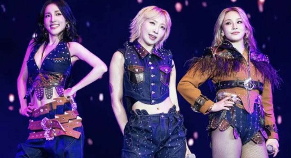 2NE1 performs in LA without Park Bom and fans are asking if the group is now just three members : "Did Park Bom leave 2NE1?"