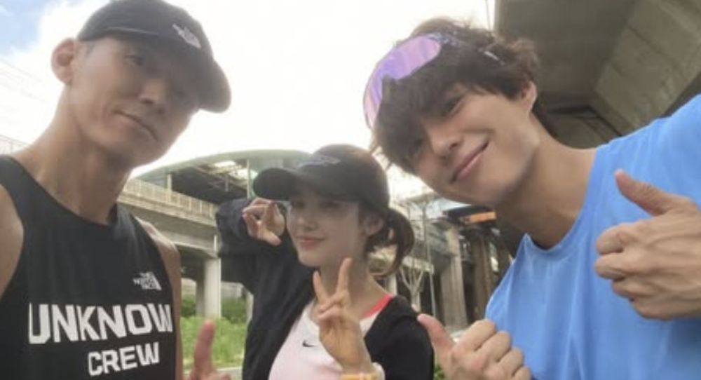 NewJeans' Danielle surprises fans by going on an early morning run with Park Bo Gum and Sean