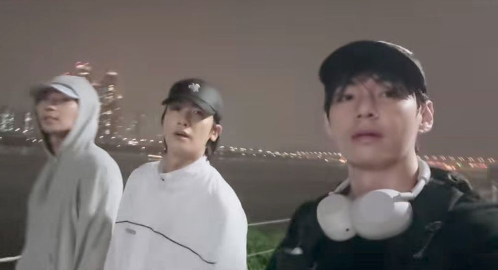 BTS’s V enjoys a peaceful Han River walk with Park Seo Joon and Park Hyung Sik — fans say it’s friendship goals