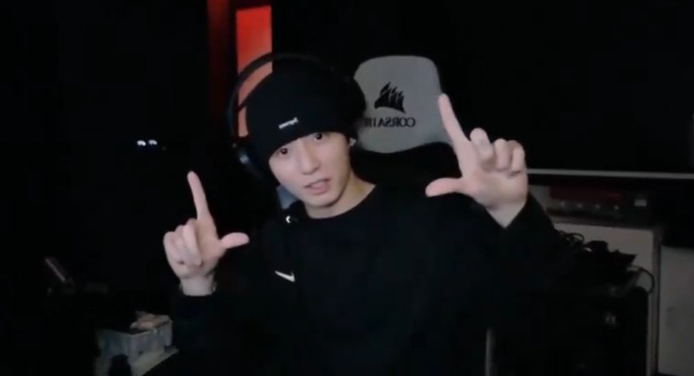 “Jungkook oppa” trends worldwide after BTS' Jungkook teases fans with a new live broadcast plan and sweet message on Weverse