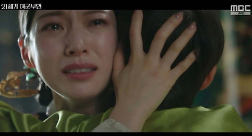 Gong Seung Yeon gains attention for showing Queen Dowager Yoon Yi Rang’s cold power and hidden pain as “Perfect Crown” heads toward its final episodes